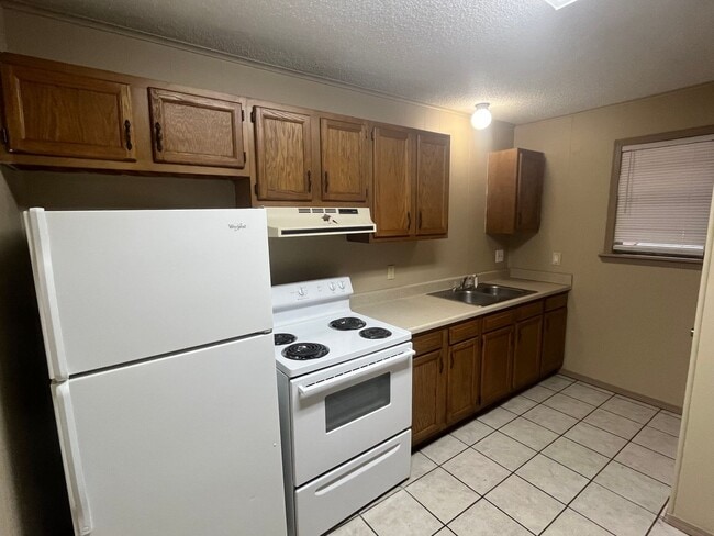 Building Photo - 702-708 E 11th ST