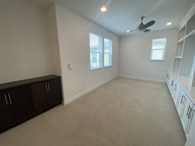 Building Photo - Beautiful Marina Home!