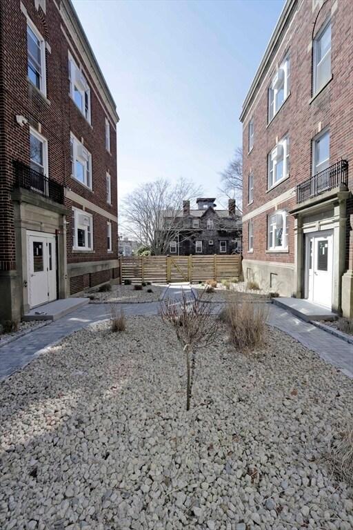Building Photo - 191 Elm St