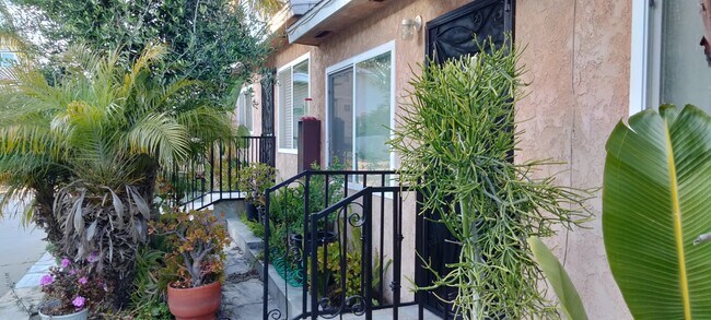 Building Photo - 2620 Vanderbilt Ln