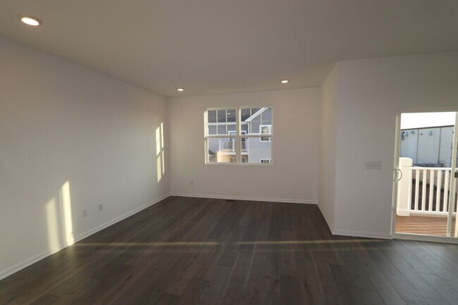 Building Photo - 466 Comstock Rd