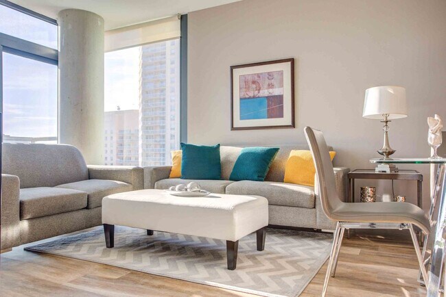 Building Photo - 610 N State St