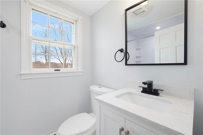 Building Photo - 4 Longmeadow Ave