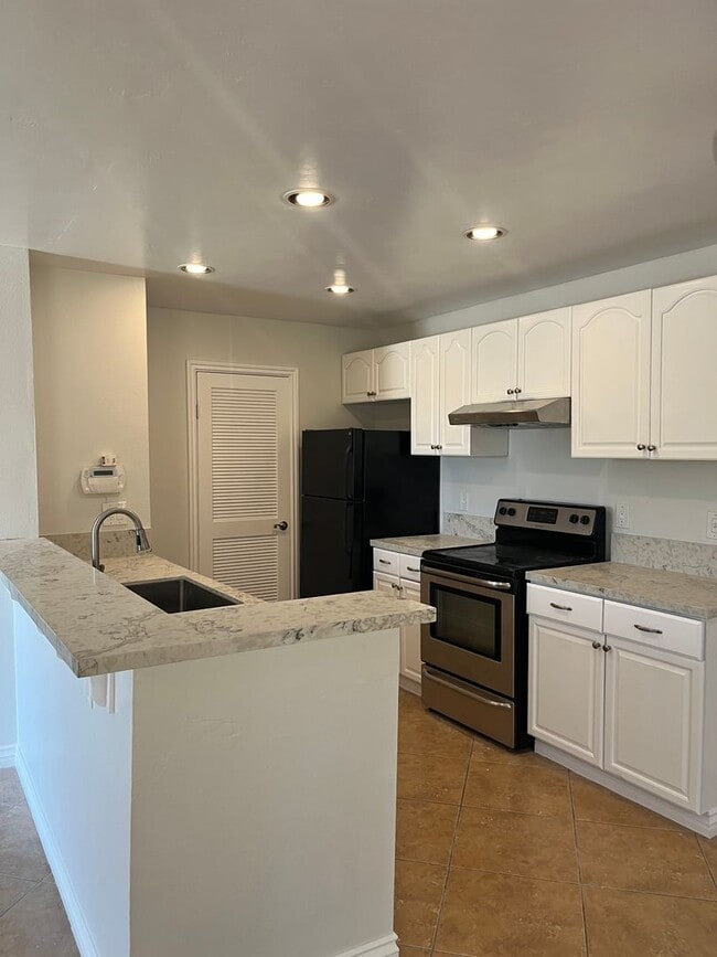 Building Photo - Beautiful 2 Bedroom/1 Bath Floor Level Rem...