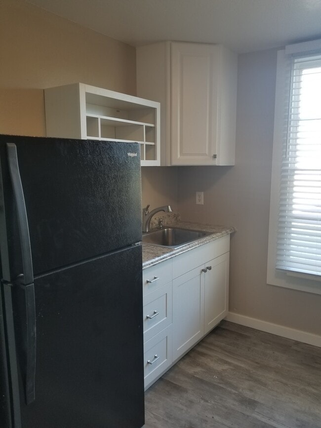 Building Photo - Upstairs Apartment in 2-Unit Property - DO...