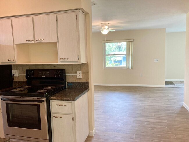 Building Photo - Clean ready to go 2/1 in Beverly Hills!
