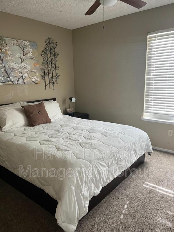 Building Photo - 32 W 7th St