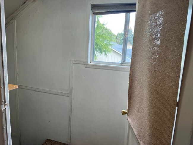 Building Photo - Upstairs 1 bedroom apartment with garage!