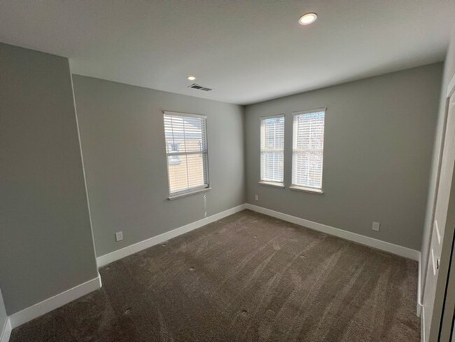 Building Photo - 1654 Lone Oak Trail