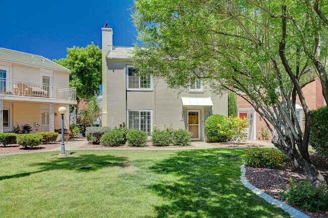 Building Photo - Beautiful 2 Bedroom Townhome in Guard-Gated Community – Prime Location!