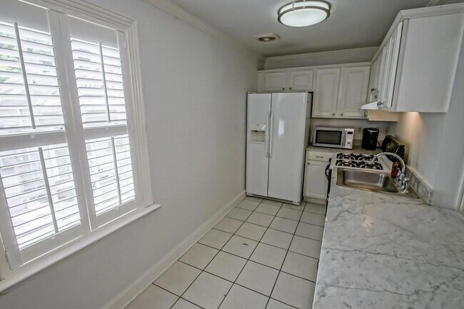 Building Photo - 1323 Dauphine St