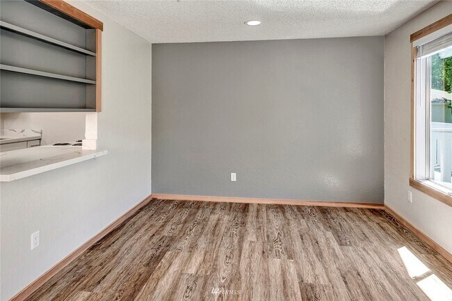 Building Photo - Burns 441 4 plex - North Bend