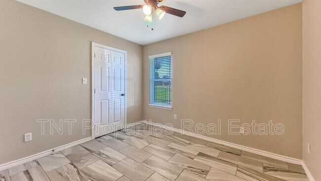 Building Photo - 9834 Risky's Ranch Dr