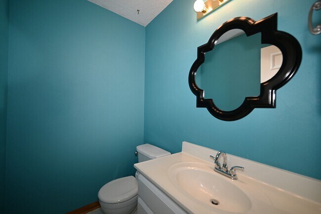 Building Photo - 4 Bedroom,2.5 Bath with 2-car garage Platt...