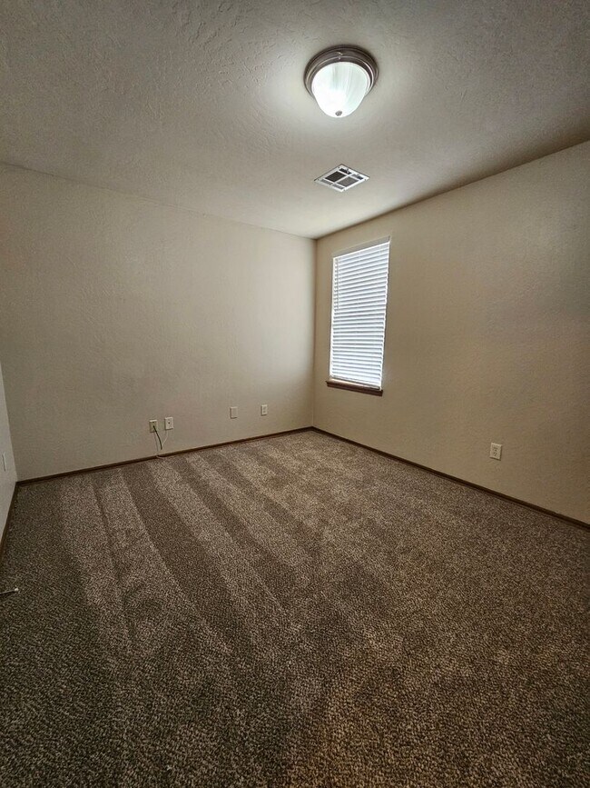 Building Photo - (4) Bed/(2) Bath in Moore w/ Shelter Avail NOW! Pets Negotiable!