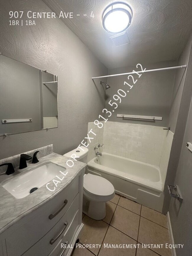 Building Photo - 907 Center Ave