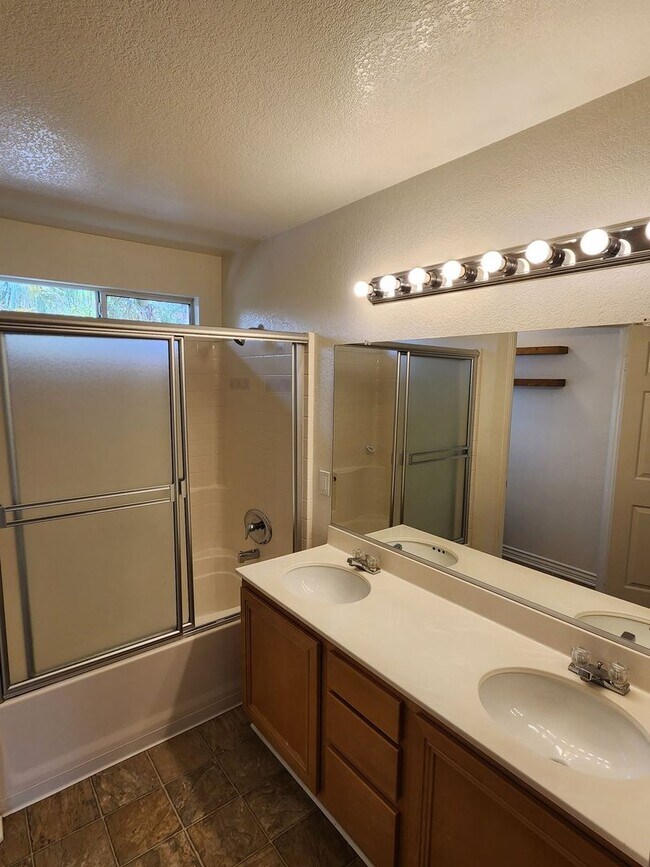 Building Photo - Beautiful Upgraded Home in RSM!