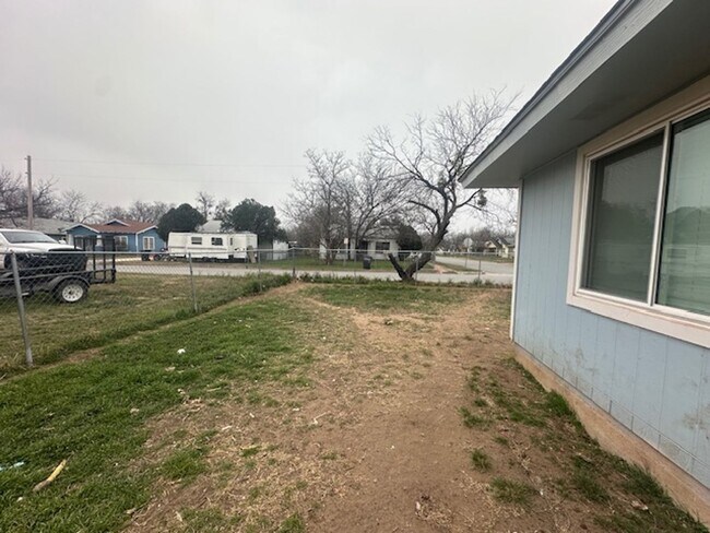 Building Photo - 893 Palm St