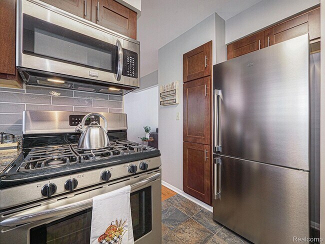 Building Photo - 421 S 7th St