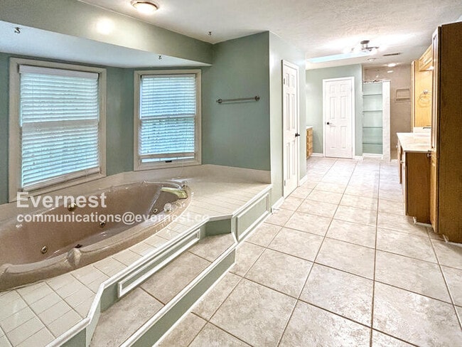 Building Photo - 3059 Southampton Dr