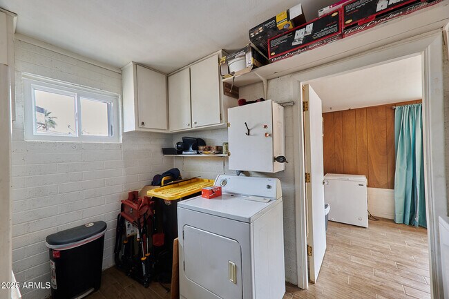 Building Photo - 5410 E University Dr