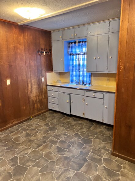 Building Photo - 2025 E 3rd Ave