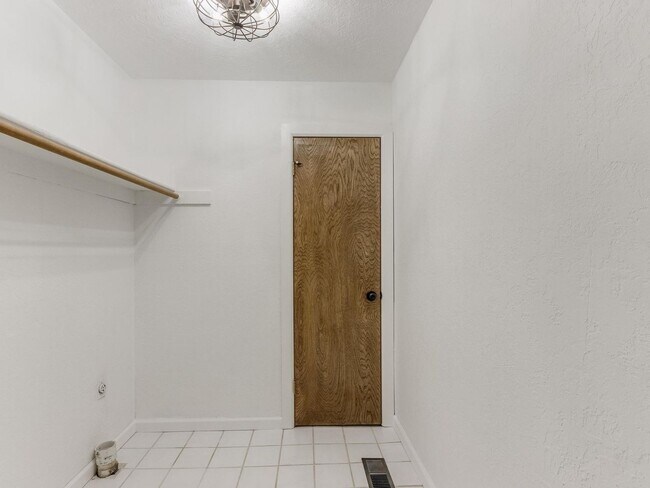 Building Photo - Beautiful 3bed/2bath Townhome Available in...