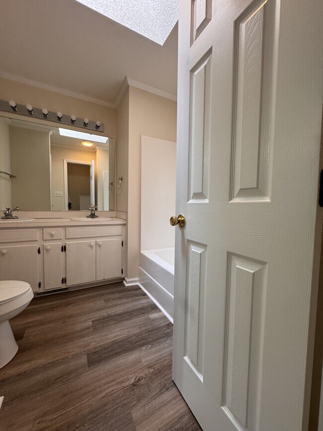 Building Photo - 870 Spring Forest Rd