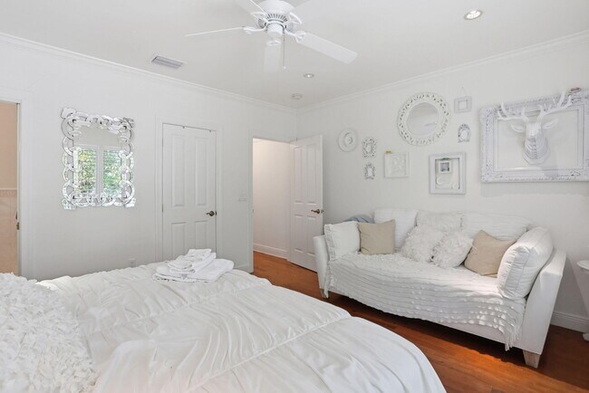 Building Photo - 309 NE 8th Ave