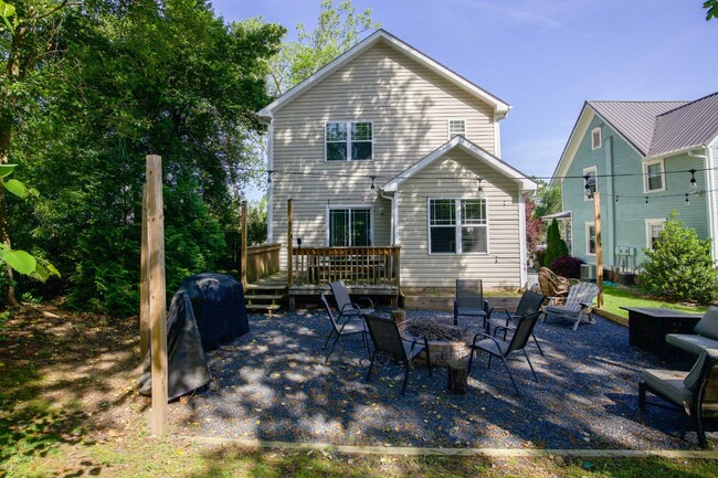 Building Photo - "Charming 3-Bed Oasis in Southern Pines wi...