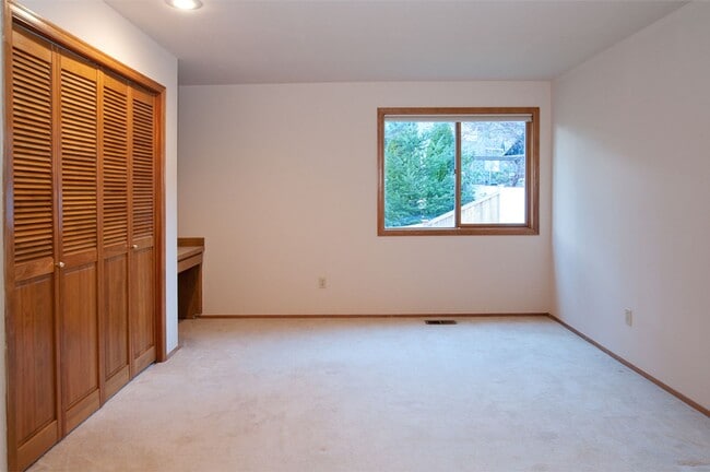 Building Photo - Elegant Forest Ridge Home in Bellevue