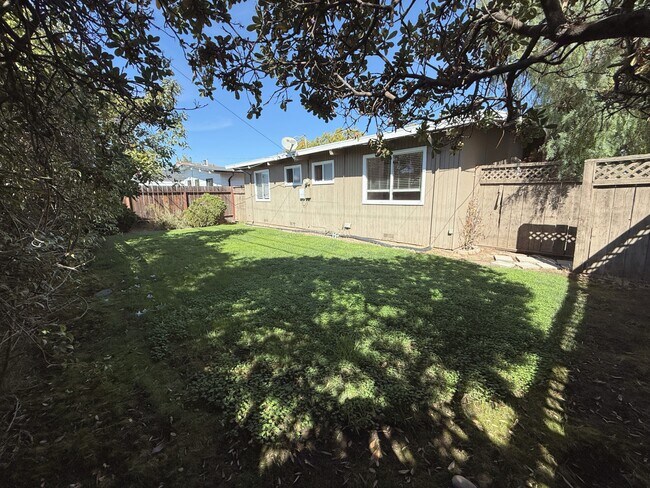 Building Photo - 1652 Borden St