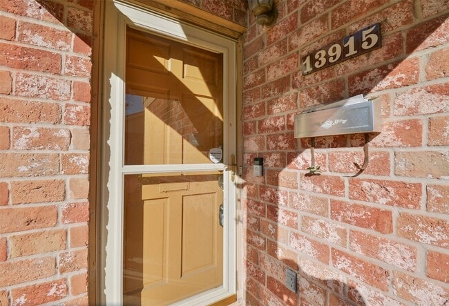 Building Photo - 13915 Roundstone Ln