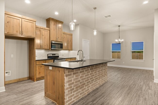 Building Photo - Beautiful 4 bedroom with open concept