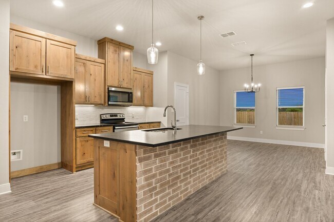 Building Photo - Gorgeous 4 bedroom in South Tyler