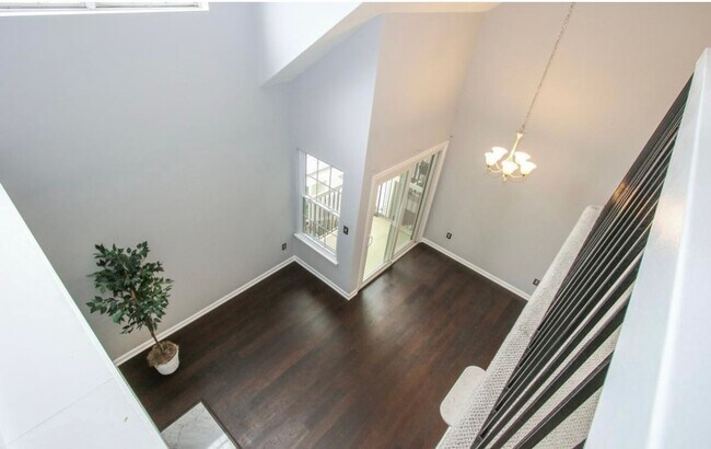 Building Photo - Beautiful 2-Level top floor condo close to...