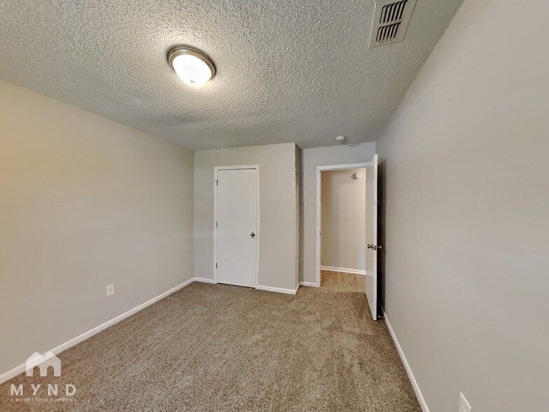 Building Photo - 132 E Poinsettia St