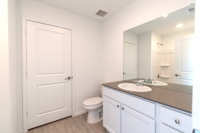 Building Photo - 1131 Janzen Rd