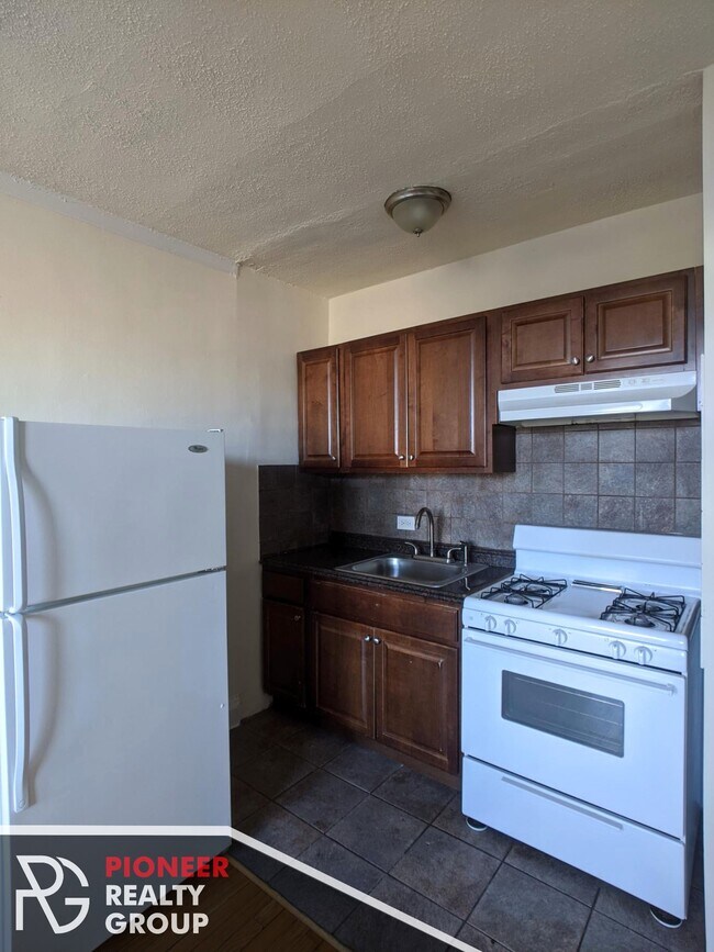 Building Photo - 2704 N Sawyer Ave