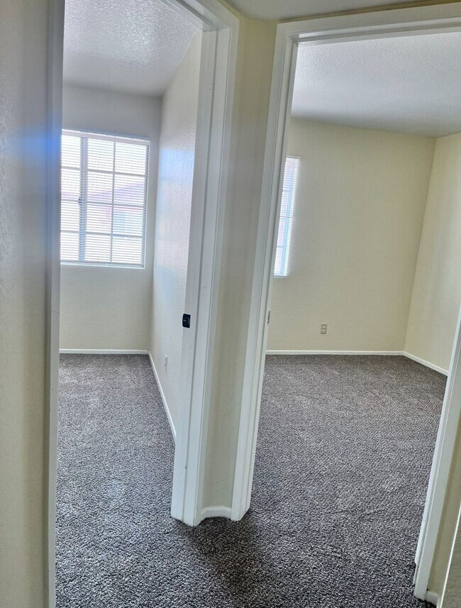 Building Photo - 3 Bedroom Condo in Mentone