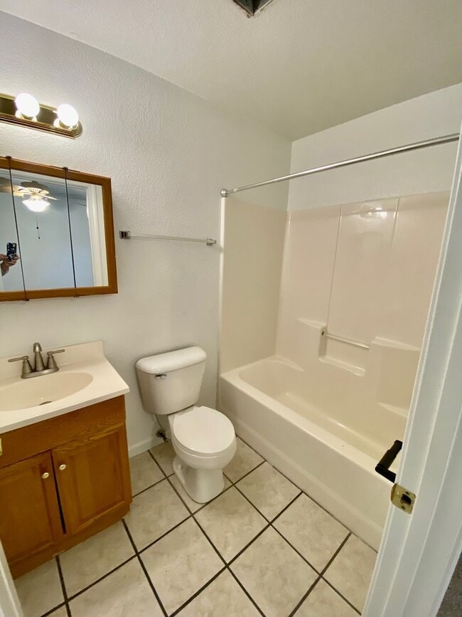 Building Photo - Candler - Two Bedroom updated apartment