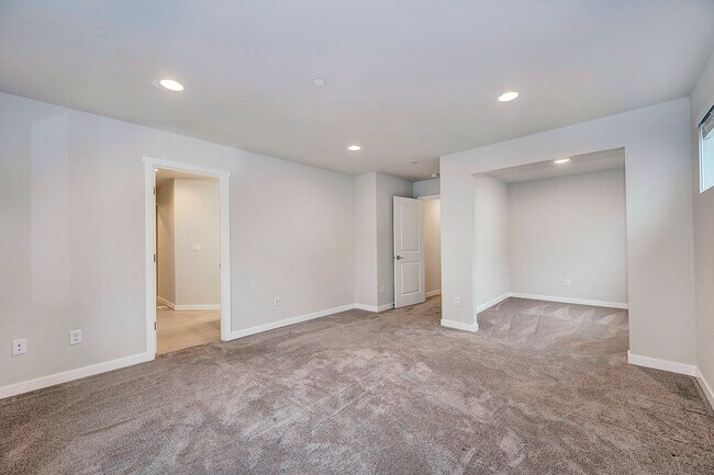 Building Photo - 5 bed 2 bath In Marysville