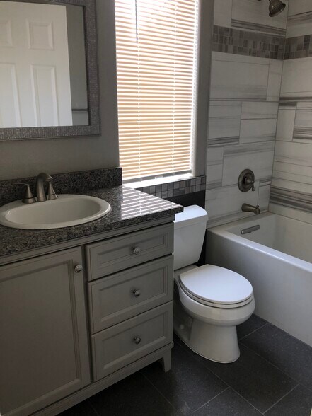 Building Photo - 5033 Vivaldi Dr