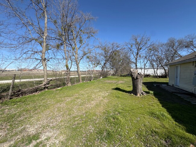 Building Photo - 2 Bed 1 Bath Home - Ponder ISD on Large Co...