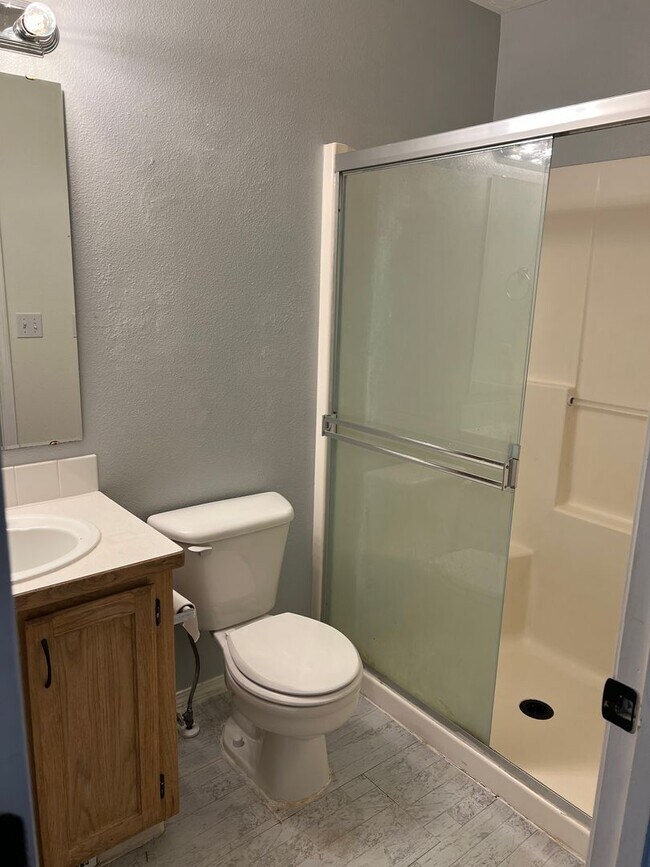 Building Photo - Introducing a charming single level 3 bedroom, 2 bath home for rent in Caldwell, ID.