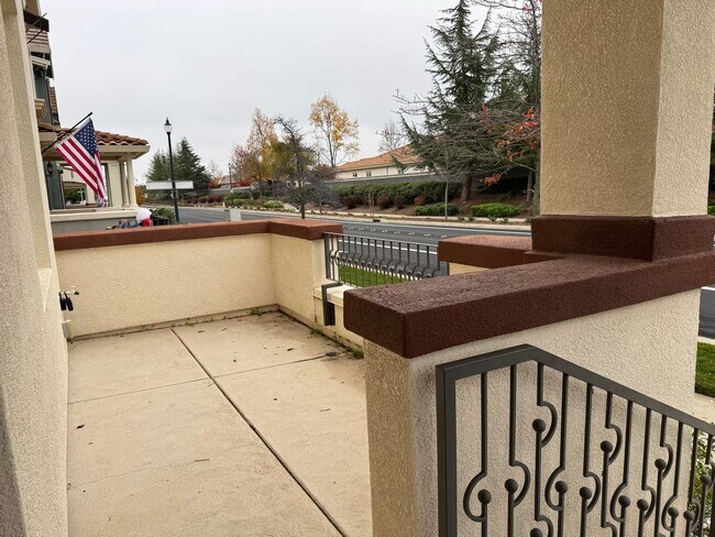 Building Photo - Corner lot Roseville property!