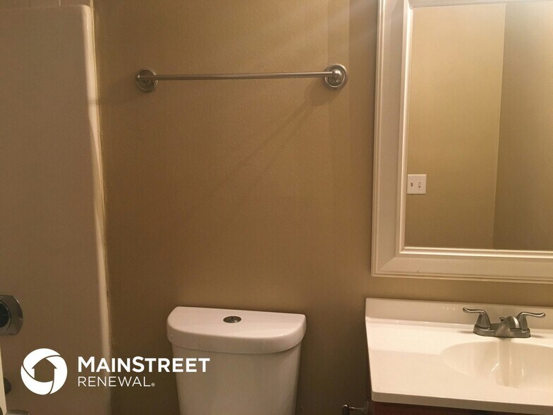 Building Photo - 2348 Ainsworth Ave