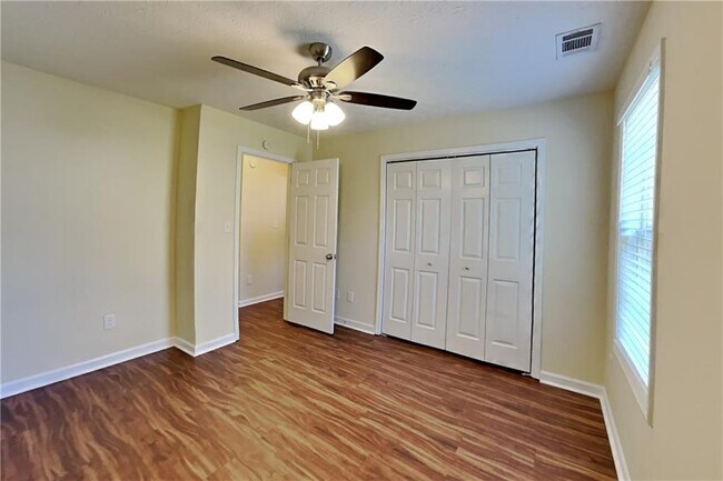 Building Photo - 208 Shenandoah Ct