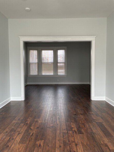 Building Photo - 916 W 68th St