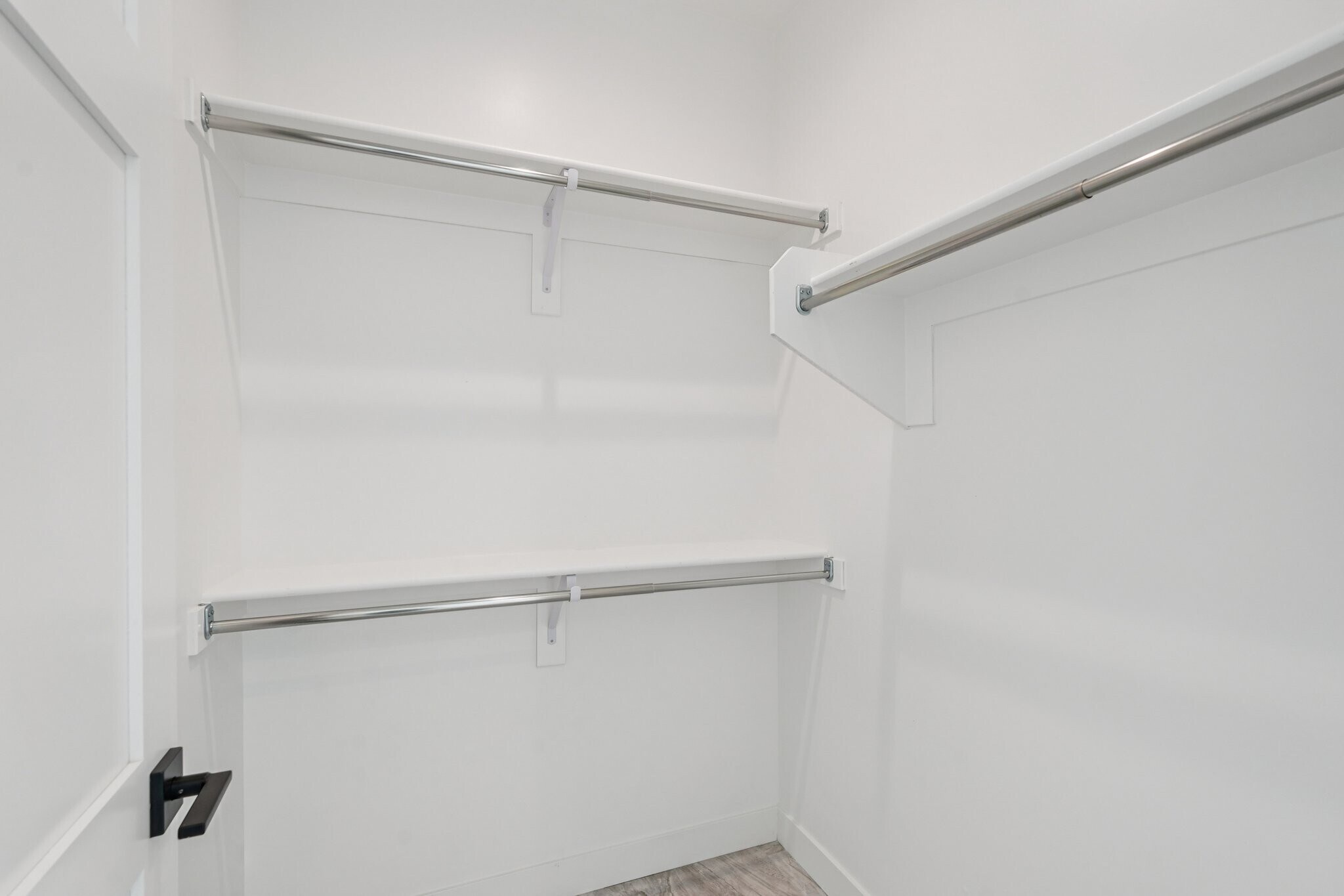 Building Photo - 910 E Roma Ave